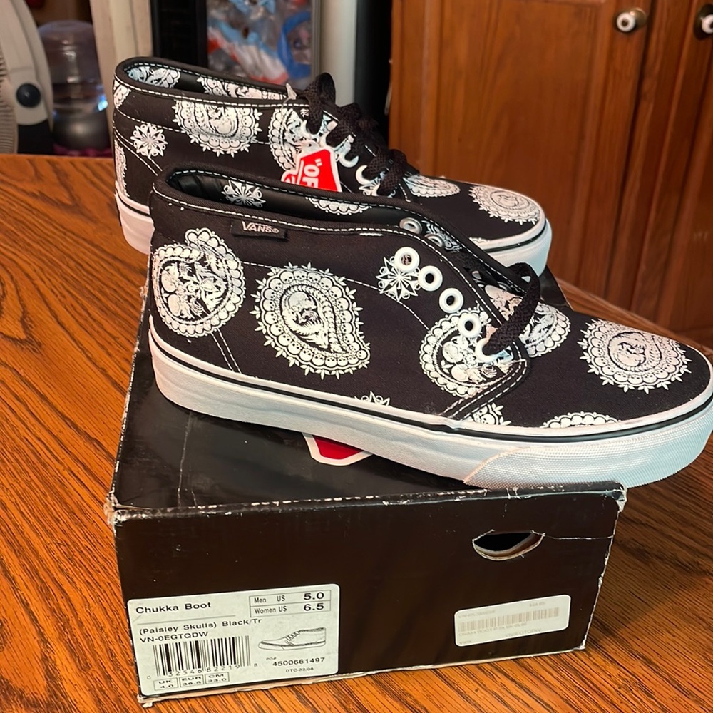 Vans Chukka Boot unisex in paisley skulls w 6.5, M 5 new with tags and box